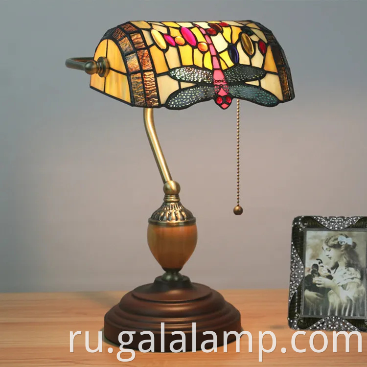 Европейские огни банка, художественные бары и кафе, ностальгические настольные лампы